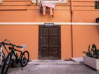 Intravediamo anche una porticina con su scritto �Ufficio�: il vecchio locale amministrativo del complesso usato ancora oggi per le riunioni di tutti i cond�mini